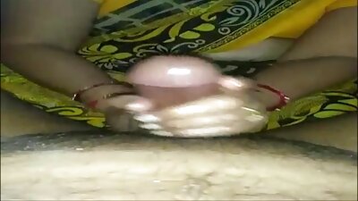 Dekle se sleče zaradi vročega seksa v svoji spalnici v domači pornografiji POV