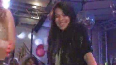 Poraščena žena govori o kopeli pod tušem