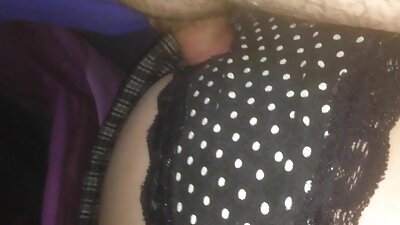 Suesser deutscher Crossdresser spielt mit XXL Dildo und spritzt aus seiner Arschfotze