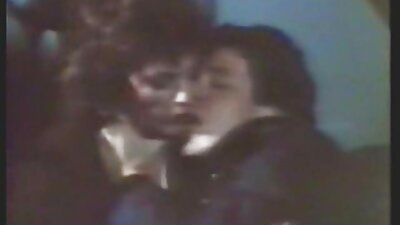 Seksi svingerska žena in mama pozirata zunaj na mrzlem snegu gola