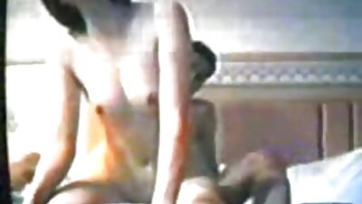 Seksi blondinka milf drka svojega moža in ji roko pokrije s spermo