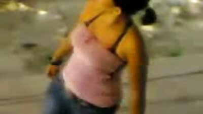 Letna nemška žena globoko grli ukrivljenega tiča