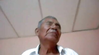 Zrela psička, namočena s cumom, ljubi različne tičeve v svojih luknjah in ustih
